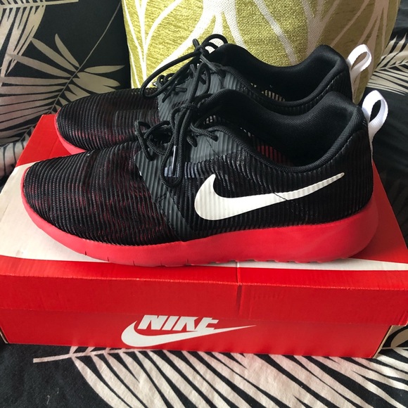 Nike Roshe Sneakers - Picture 2 of 3